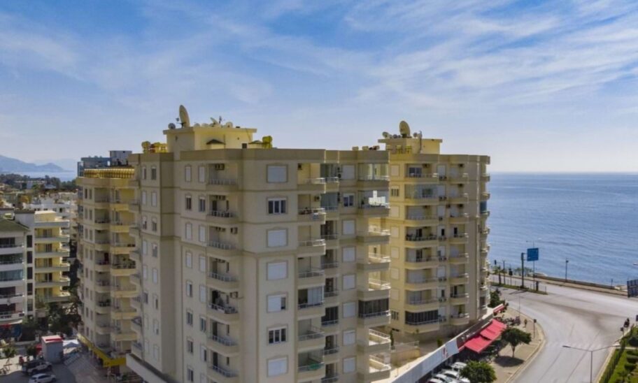 Prodaje se namješten trosoban stan uz plažu u Tosmur Alanya 1