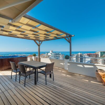 Umeblowany apartament z 5 pokojami z widokiem na morze na sprzedaż w Tosmur Alanya 2