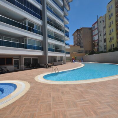 Dichtbij zee gemeubileerd 3 kamer appartement te koop in Tosmur Alanya 1