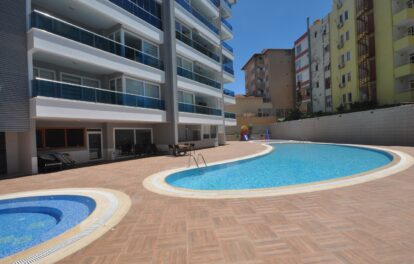 Dichtbij zee gemeubileerd 3 kamer appartement te koop in Tosmur Alanya 1